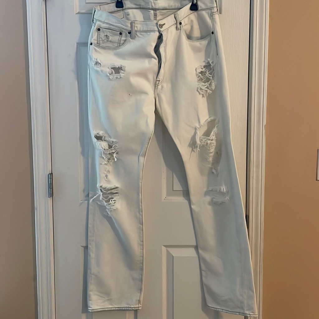 White Ripped Levi’s Jeans